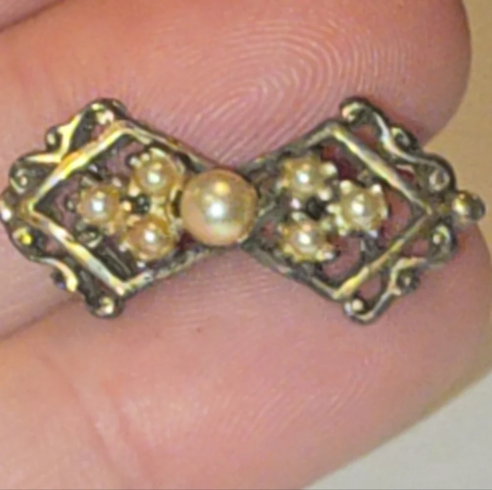 1951 Ballou Vintage Antique Bow Pearl Lapel